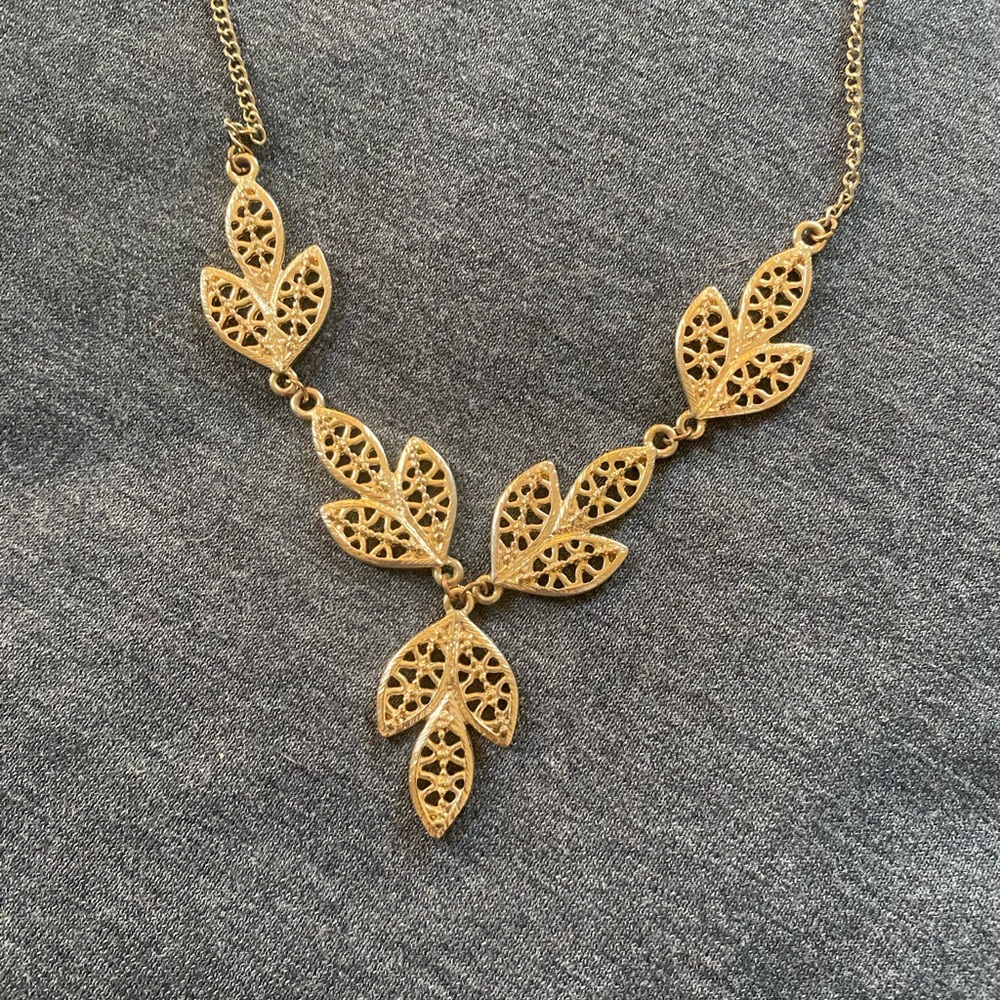 Elegant Gold Leaf Necklace